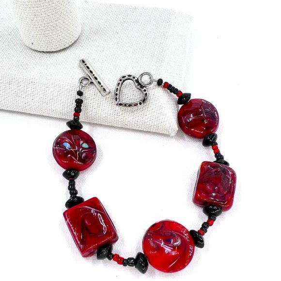 Red & Black Swirled Glass Beaded Silver Tone Heart Toggle Clasp 7” Bracelet - Picture 1 of 6